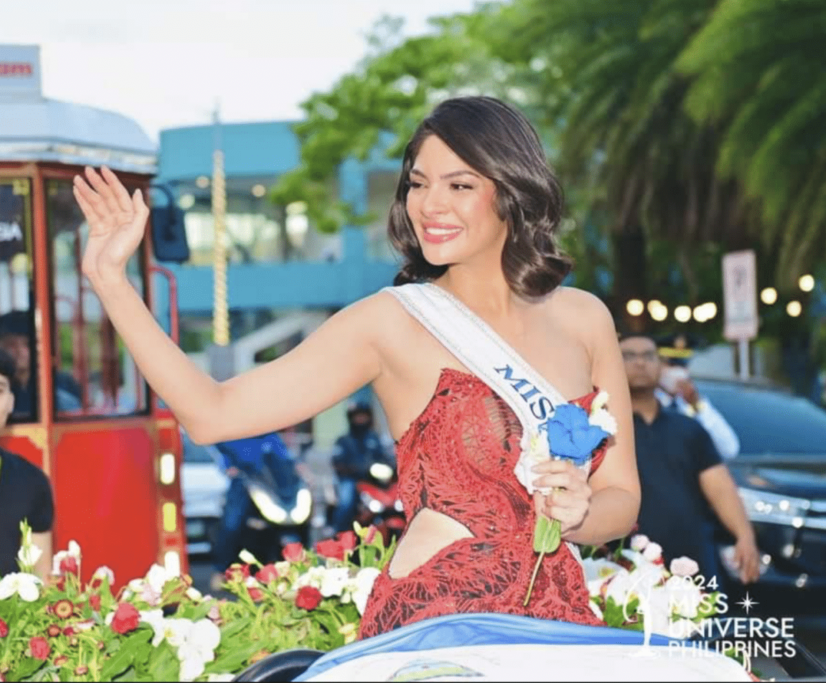 Miss Universe Sheynnis Palacios waves to her Filipino fans who braved the intense summer heat just to get a glimpse of her./MISS UNIVERSE PHILIPPINES FACEBOOK PHOTO