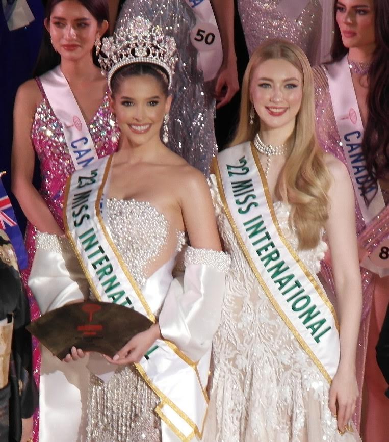 Reigning Miss International Andrea Rubio (left) and her predecessor Jasmin Selberg/ARMIN P. ADINA