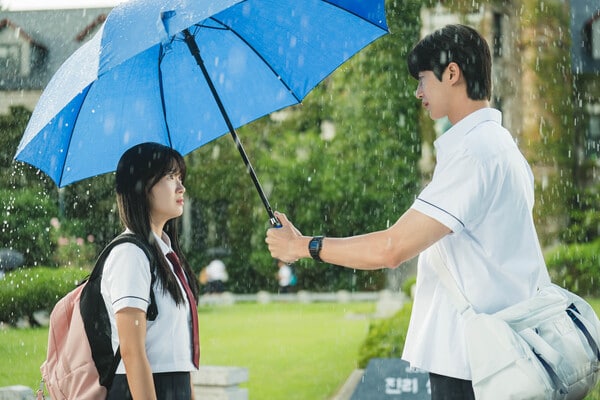 A scene from "Lovely Runner," starring Kim Hye-yoon (left) and Byeon Woo-seok (right). Image: tvN via The Korea Herald