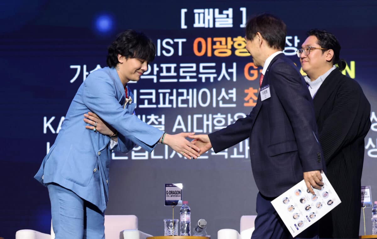 G-Dragon shakes hands with KAIST President Lee Kwang-hyun during his appointment as a visiting professor at KAIST at the Innovate Korea forum held at the KAIST campus in Daejeon, Wednesday, June 5. Image: Yonhap via The Korea Herald