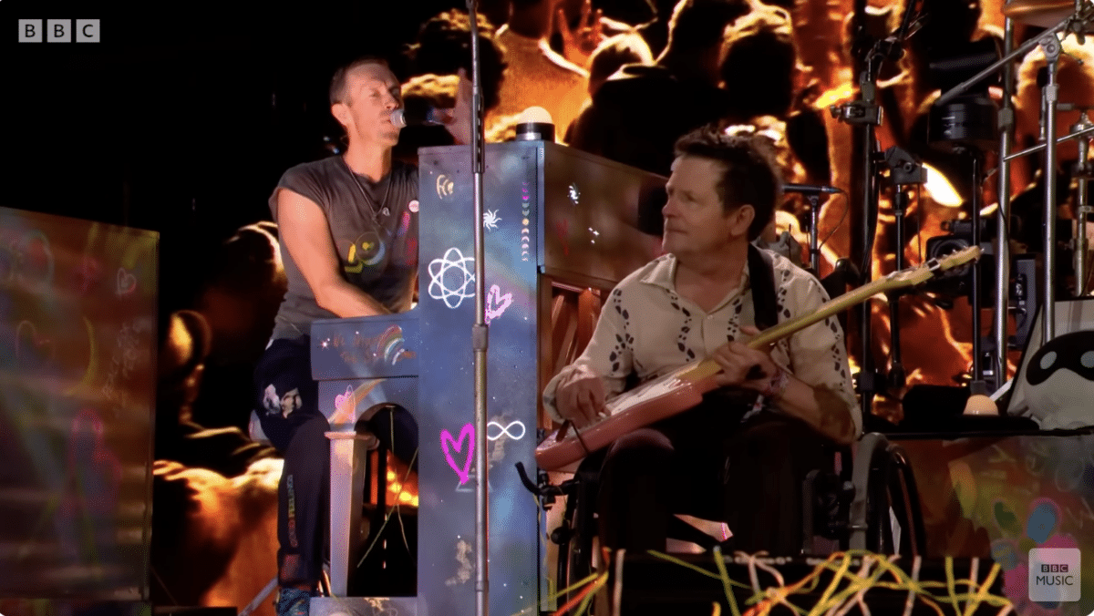 Michael J. Fox faz aparição surpresa no show do Coldplay em Glastonbury