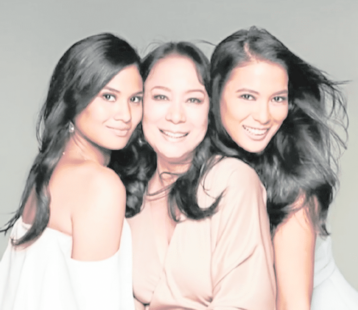 Gloria Diaz (center) with daughters Ava (left) and Belle 