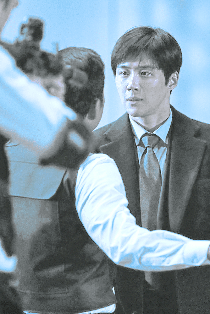 Kim Seon-ho as Director Choe