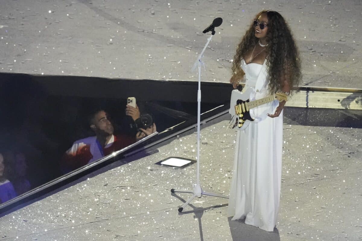 H.E.R. performs during the 2024 Summer Olympics closing ceremony at the Stade de France, Sunday, Aug. 11, 2024, in Saint-Denis, France. Image: AP/Rebecca Blackwell