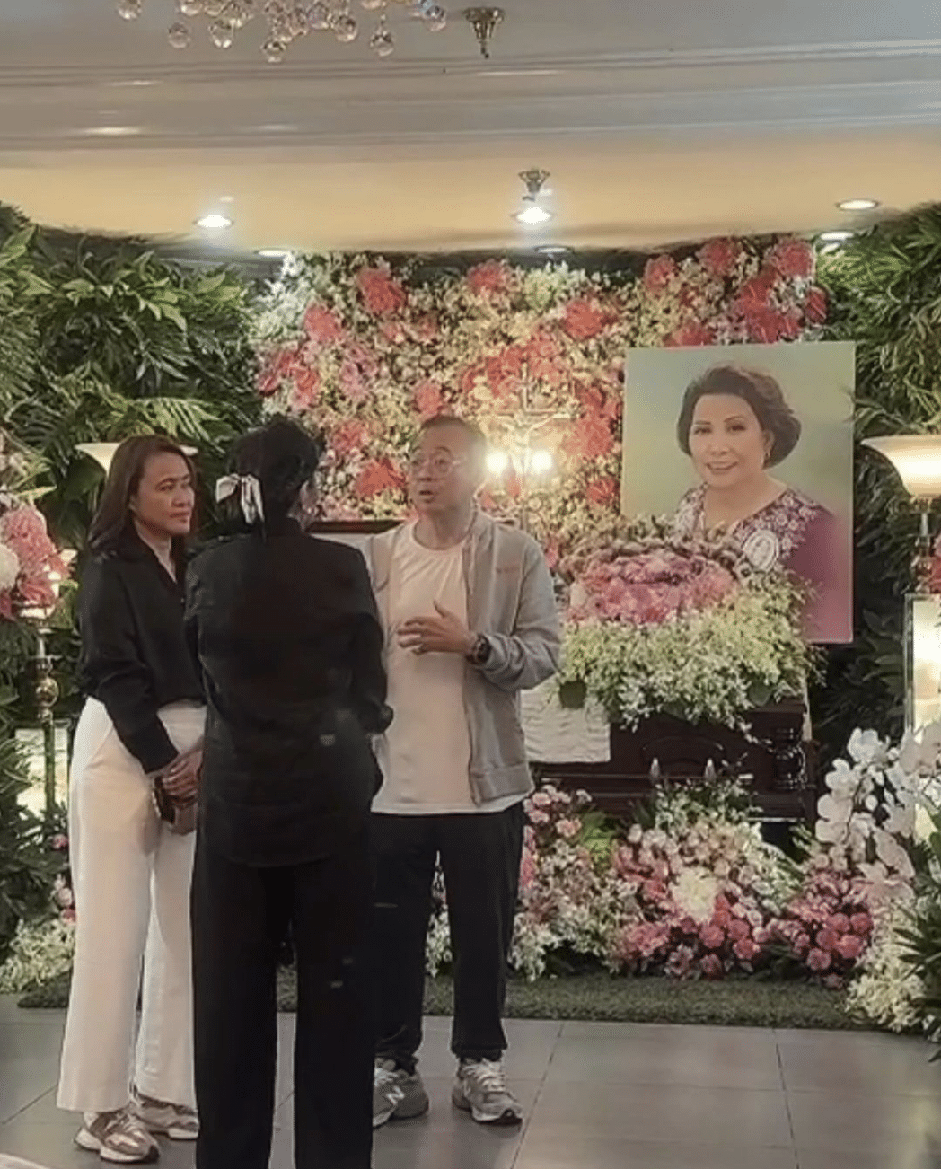 Vilma Santos talks to Mother Lily's children Roselle and Dondon Monteverde. Image from Vilma Santos' Instagram