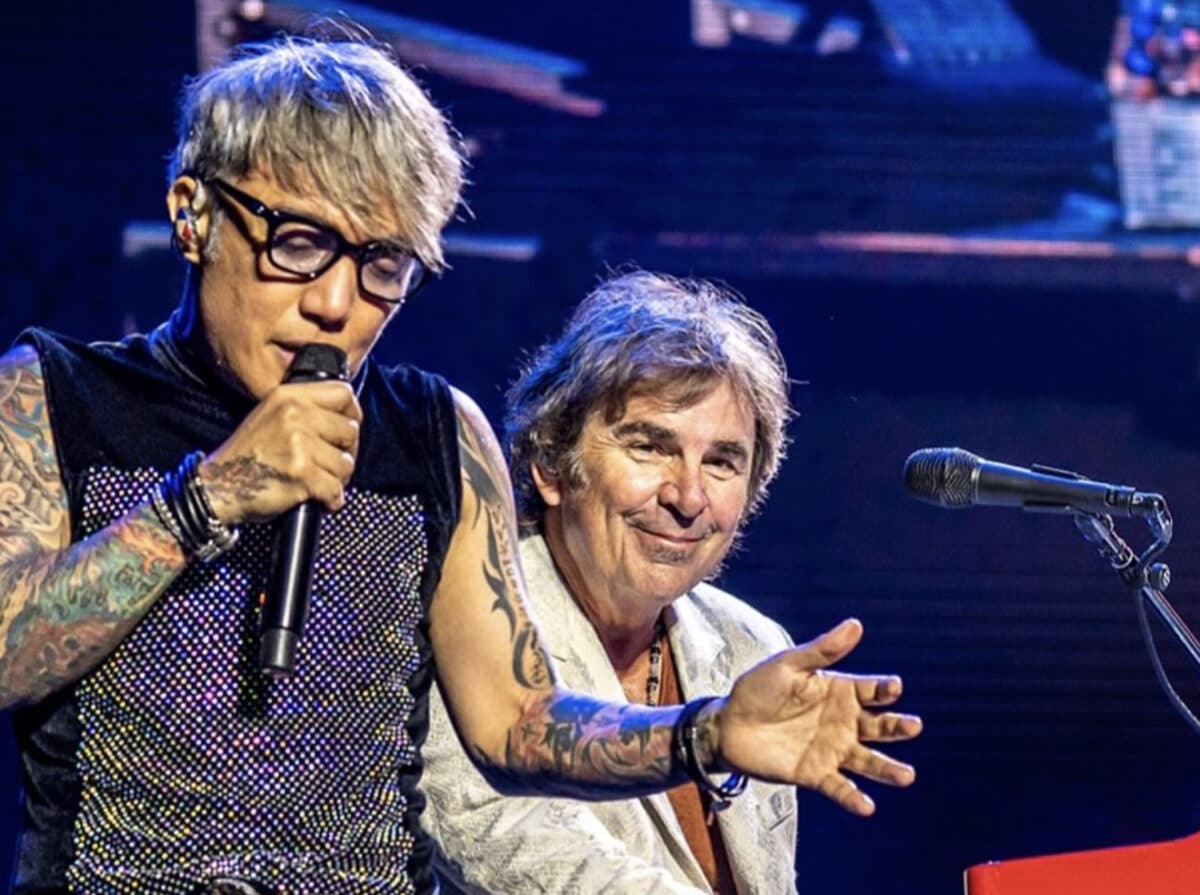 Arnel Pineda receives support from fellow Journey member Jonathan Cain