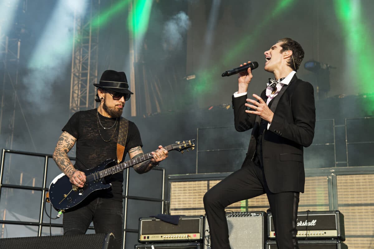 Jane's Addiction frontman Perry Farrell swings at bandmate in onstage scuffle