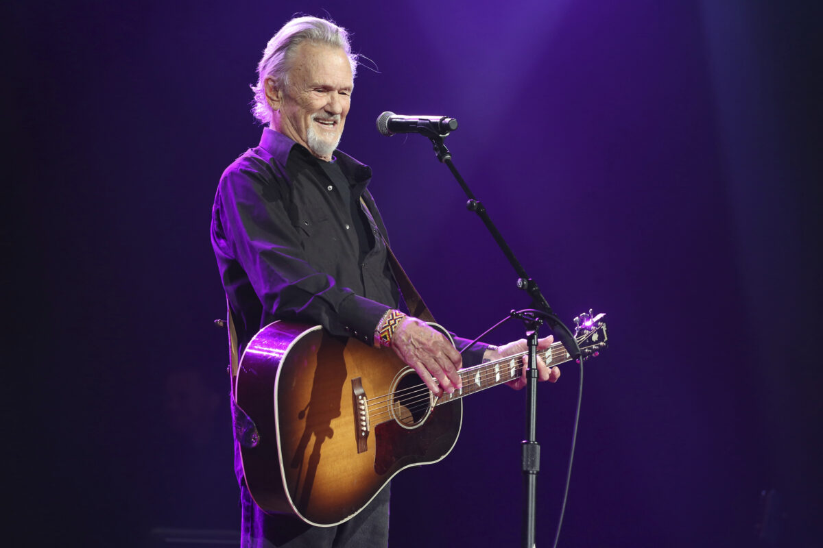 Barbra Streisand, Dolly Parton pay tribute to Kris Kristofferson