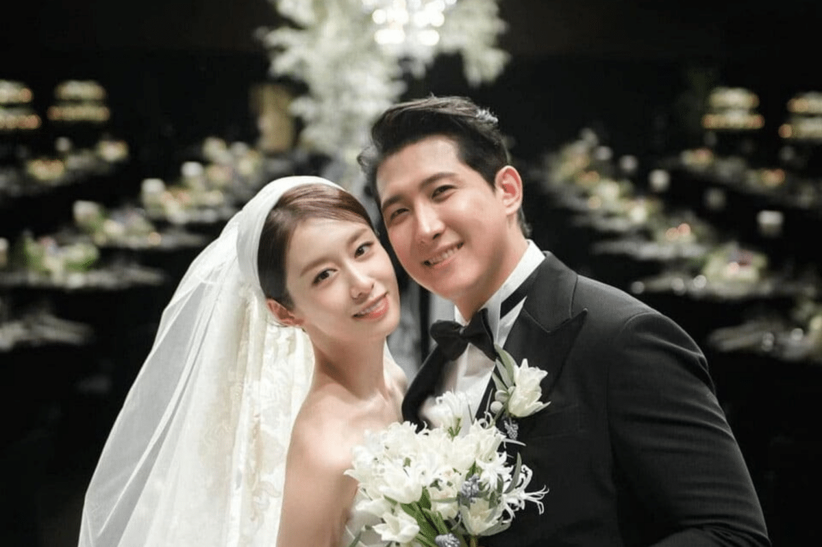 T-ara's Jiyeon and Hwang Jae-gyun during their wedding. Image: Instagram/@jiyeon2__