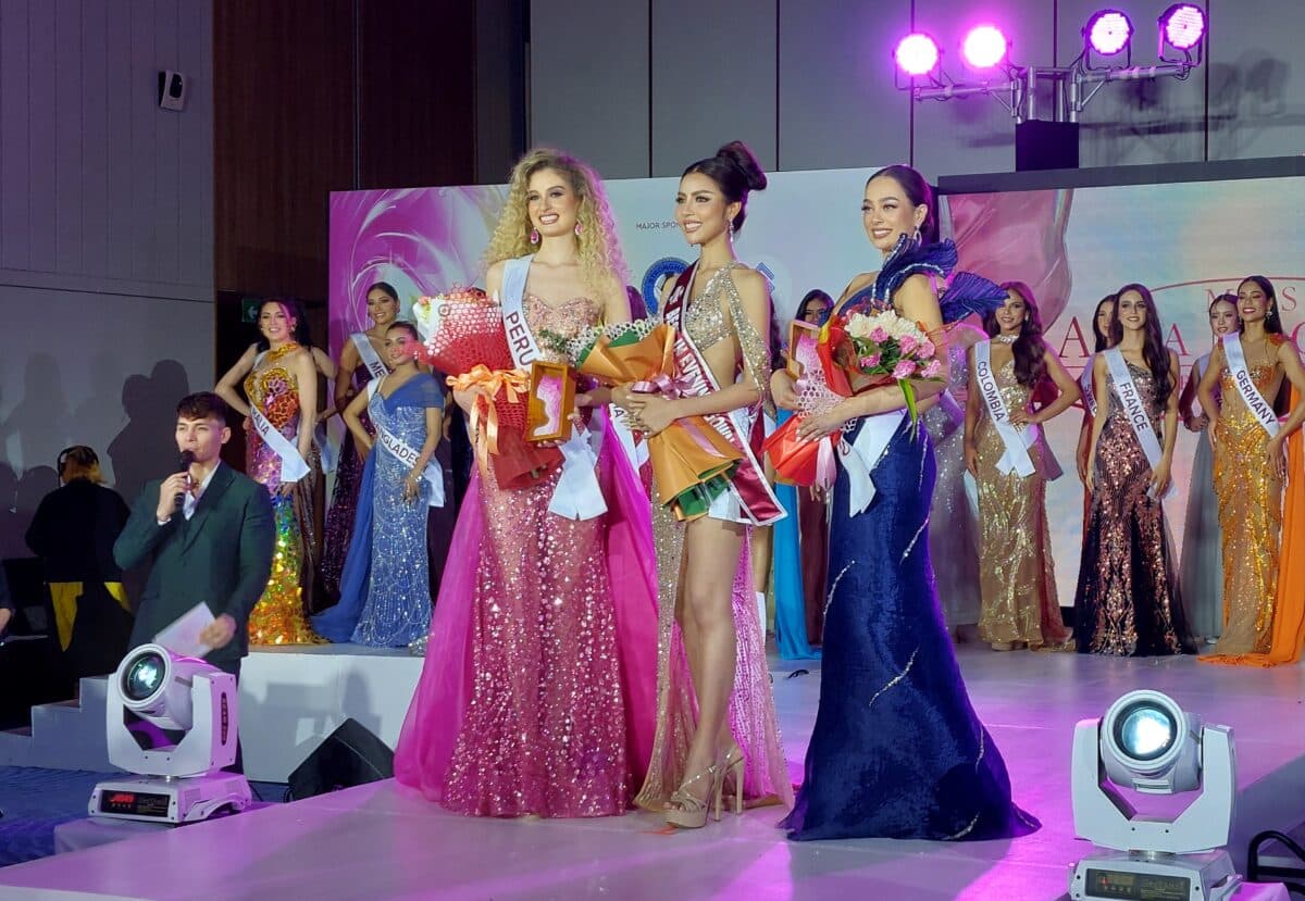 Best in Evening Gown Kanyaphatsaphon Rungueang from Thailand (center) with Peru's Maria Fernanda Colchada Medina (left) and New Zealand's Katharina Weischede/ARMIN P. ADINA