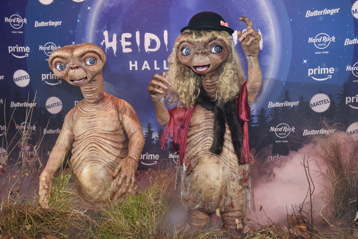 Heidi Klum, Janelle Monáe wear elaborate E.T. costumes for Halloween