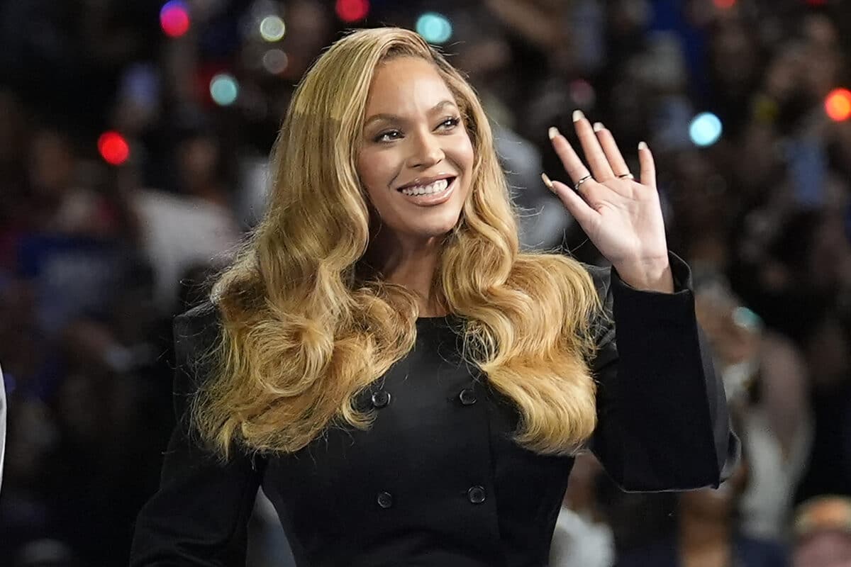 Beyoncé appears at a campaign event