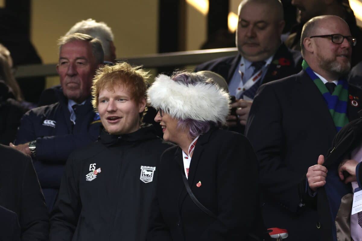 Ed Sheeran helps sign player up before getting on stage with Taylor Swift