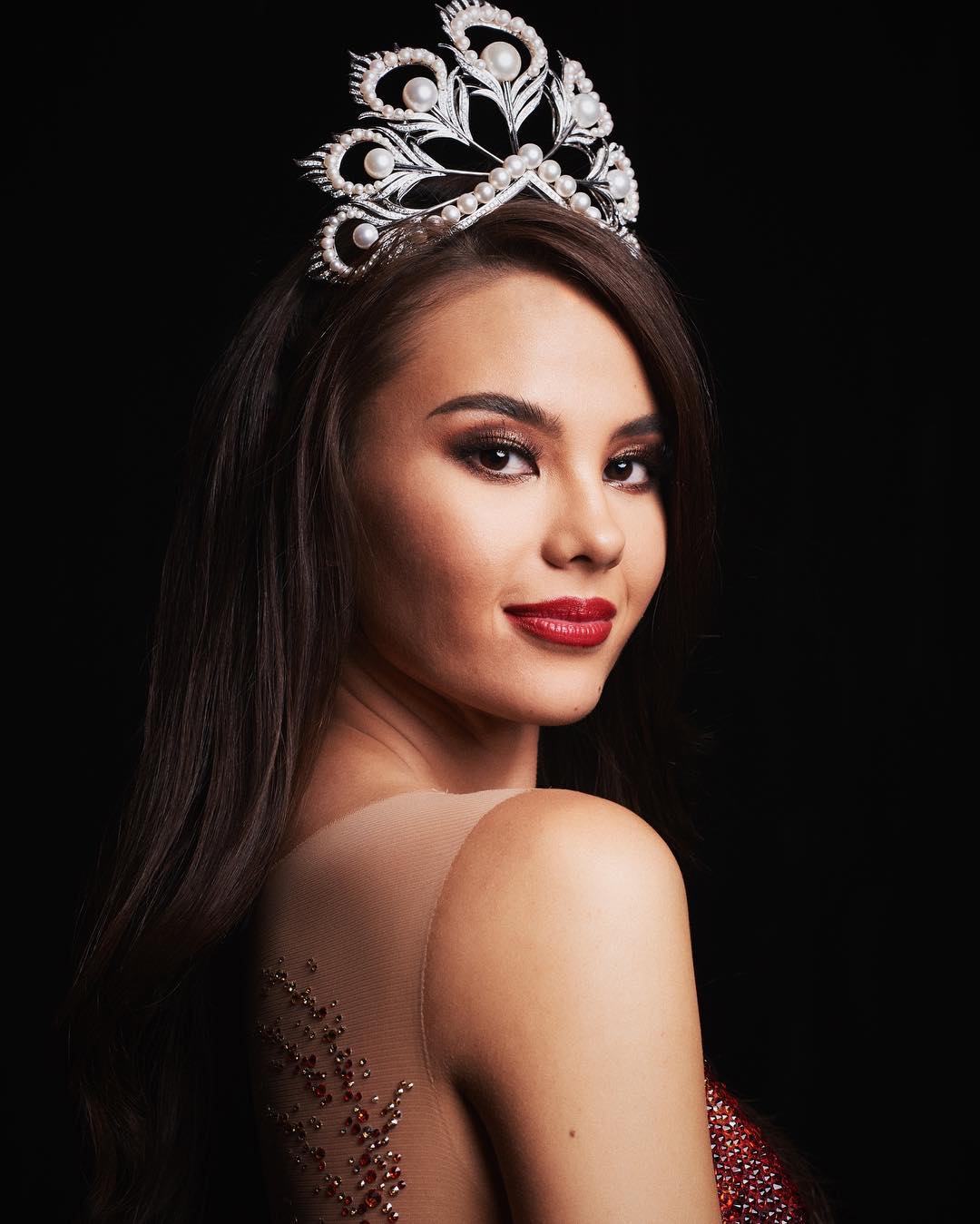 Miss Universe 2018 Catriona Gray and her Mikimoto crown. Image: Facebook/Miss Universe