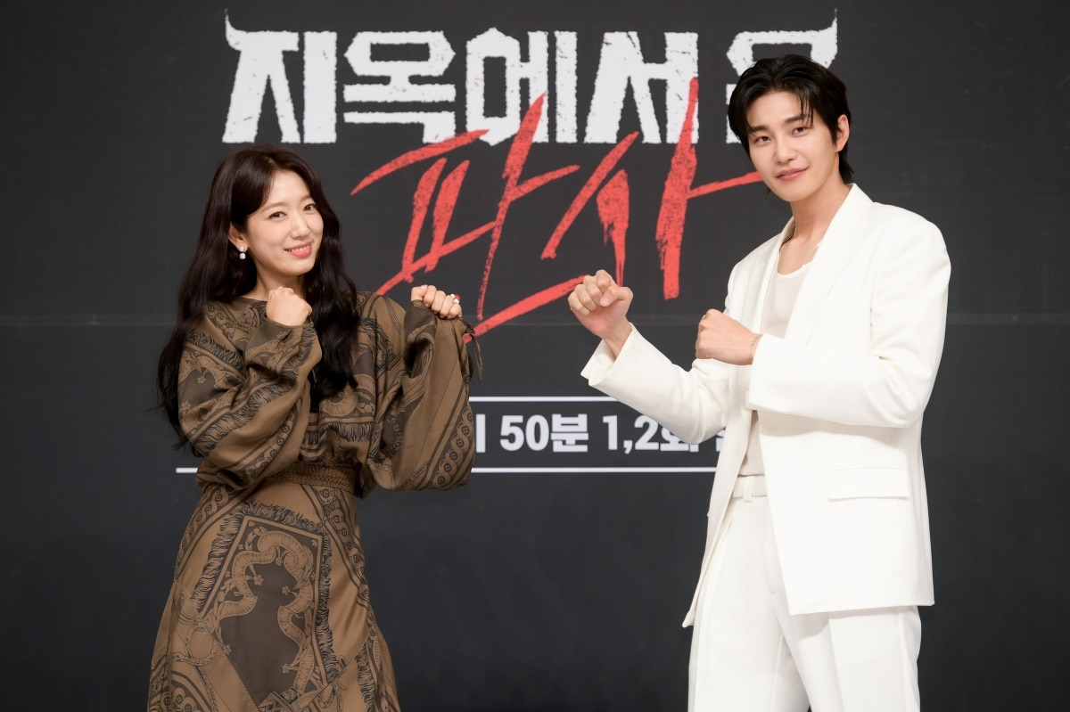 Park Shin-hye (left) with her leading man Kim Jae-young during the press conference of "The Judge from Hell." Image: Courtesy of SBS