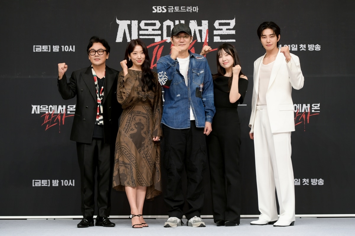 "The Judge from Hell" director Park Jin-pyo (center) with the cast during the K-drama's press conference. Image: Courtesy of SBS