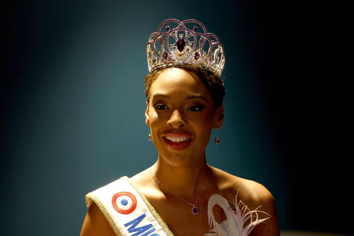 Oldest Miss France clinches crown, aged 34