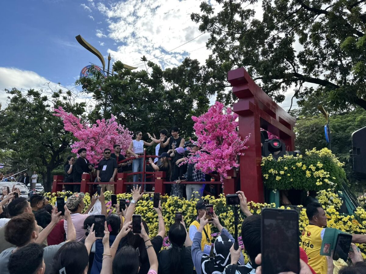 The float of "Hold Me Close" starring Julia Barretto and Carlo Aquino. Image: Facebook/MMFF