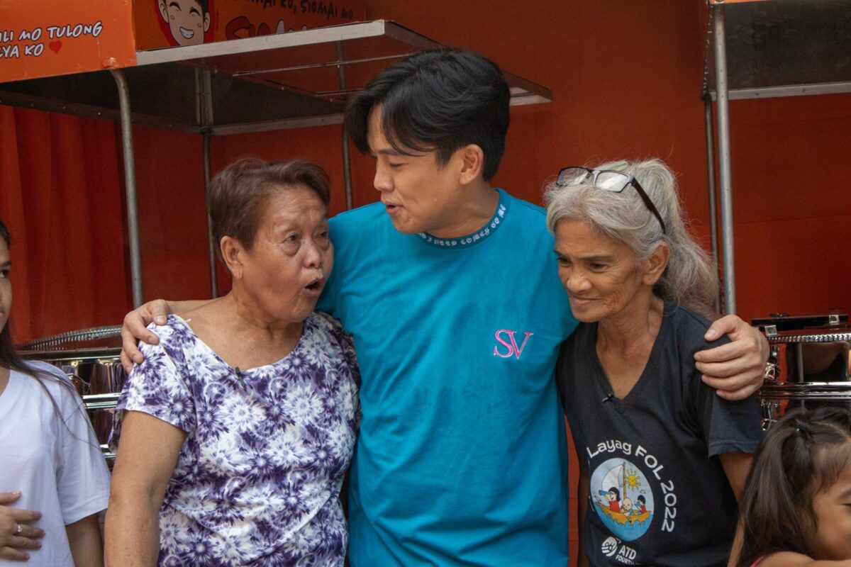 Sam "SV" Verzosa with Manila residents