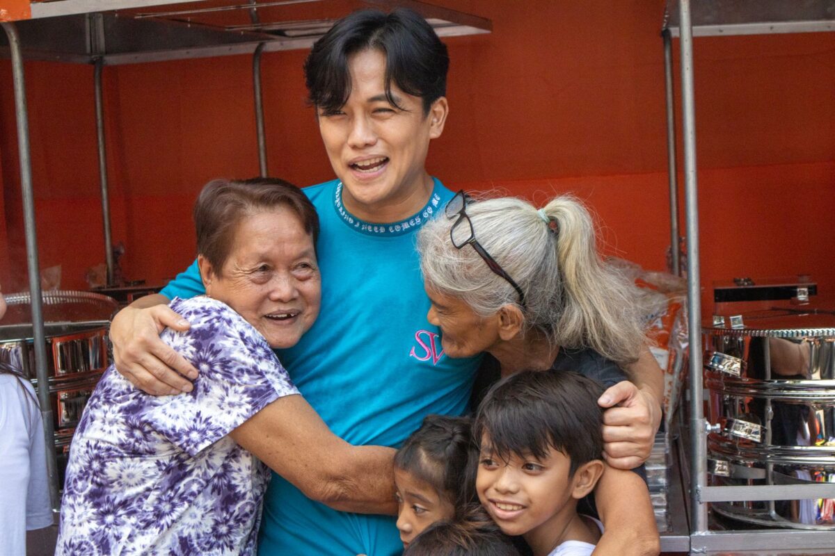 Sam "SV" Verzosa with Manila residents