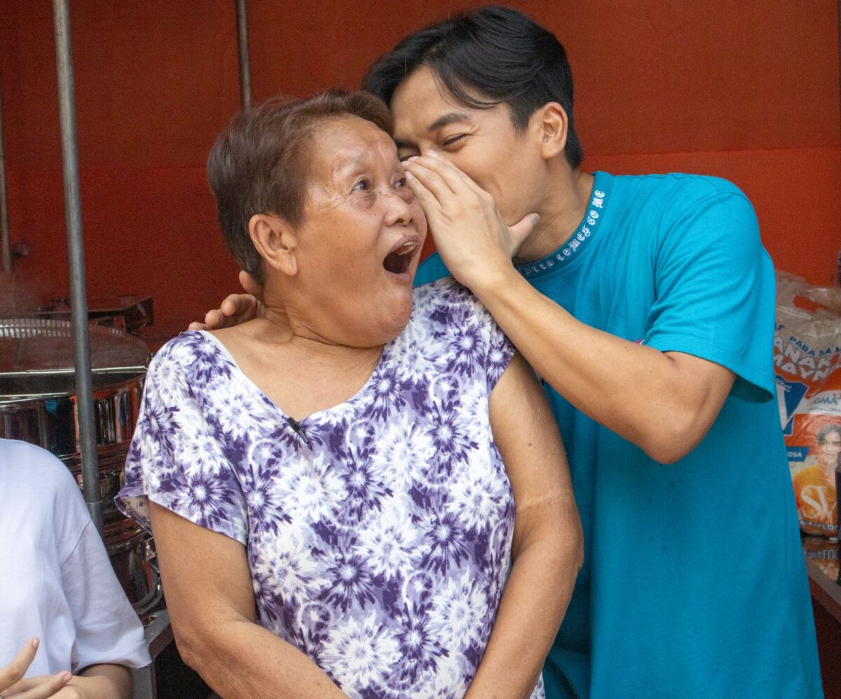 Sam "SV" Verzosa with Manila residents