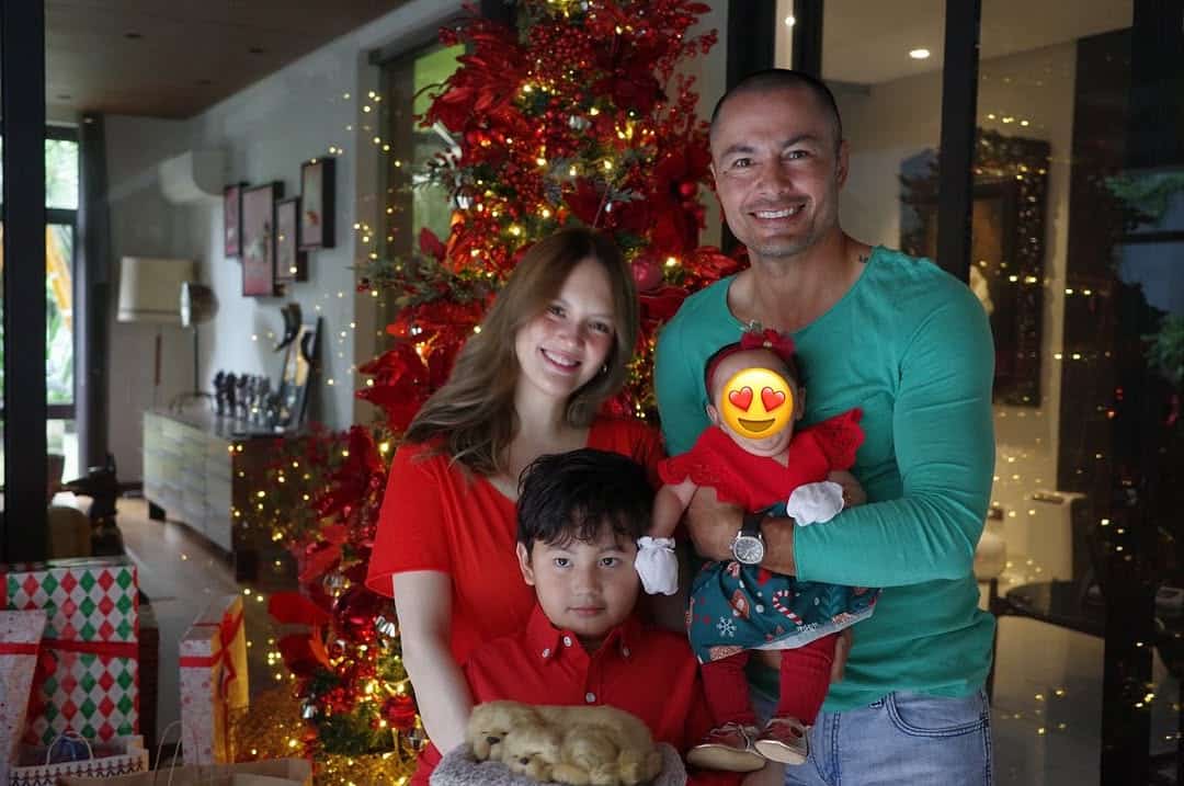 Ellen Adarna loses cool at basher who criticized her family's Christmas photo