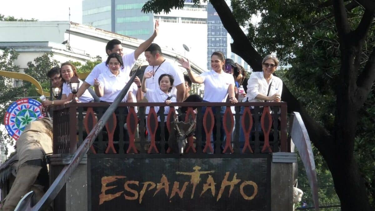 "Espantaho" stars JC Santos, Donna Cariaga, Mon Confiado, Lorna Tolentino, Judy Santos-Agoncillo, and Chanda Romero during the Parade of Stars in Manila on Dec. 21, 2024. Image: Arnel Tacson/INQUIRER.net