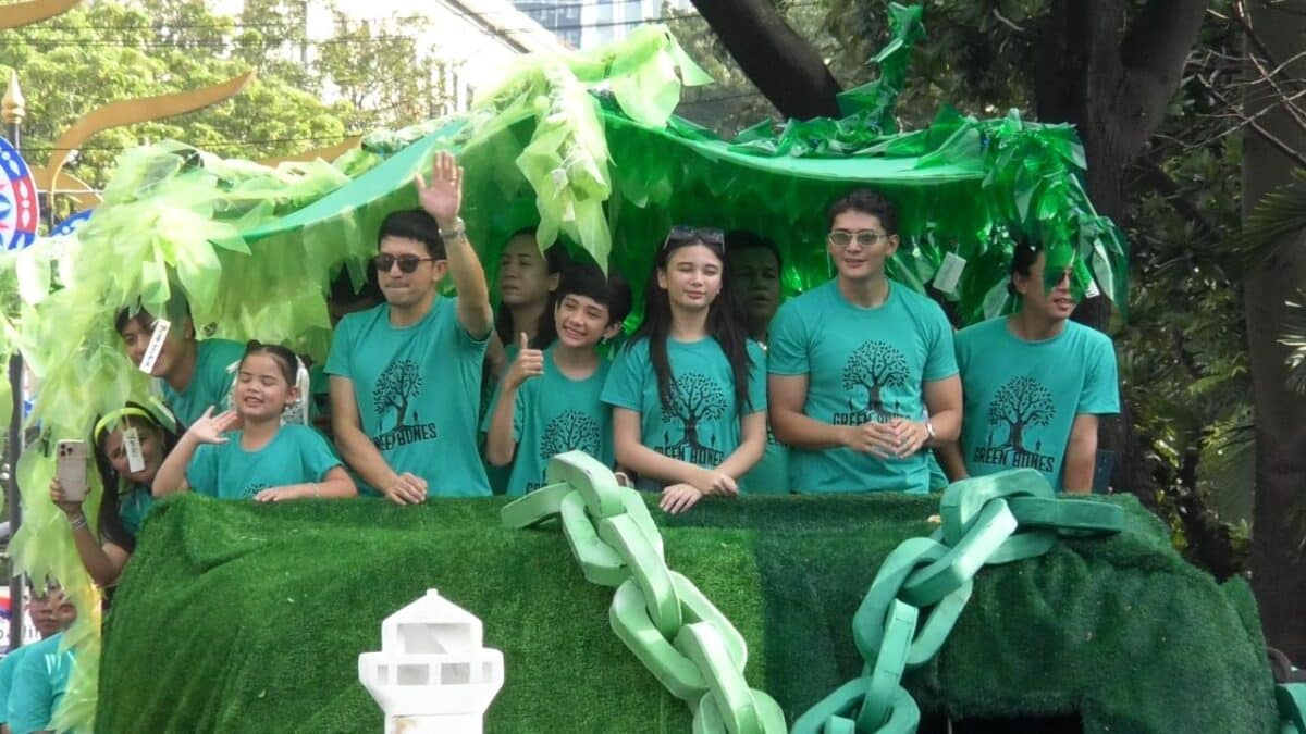 Dennis Trillo and Ruru Madrid of "Green Bones," together with director Zig Dulay, during the Parade of Stars. Image: Arnel Tacson/INQUIRER.net