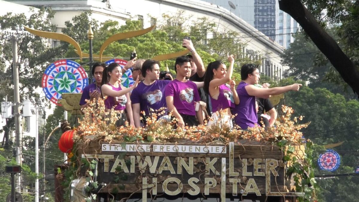 "Strange Frequencies: Taiwan Killer Hospital" stars Jane de Leon, Enrique Gil, Raf Pineda, MJ Lastimosa, Ryan "Zarckaroo" Azurin, and Rob Gomez during the Parade of Stars. Image: Arnel Tacson/INQUIRER.net