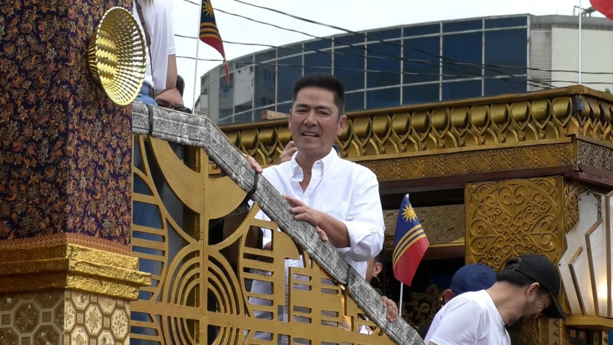 Vic Sotto of "The Kingdom" during the Parade of Stars at the Kartilya ng Katipunan in Manila on Dec. 21, 2024. Image: Arnel Tacson, INQUIRER.net