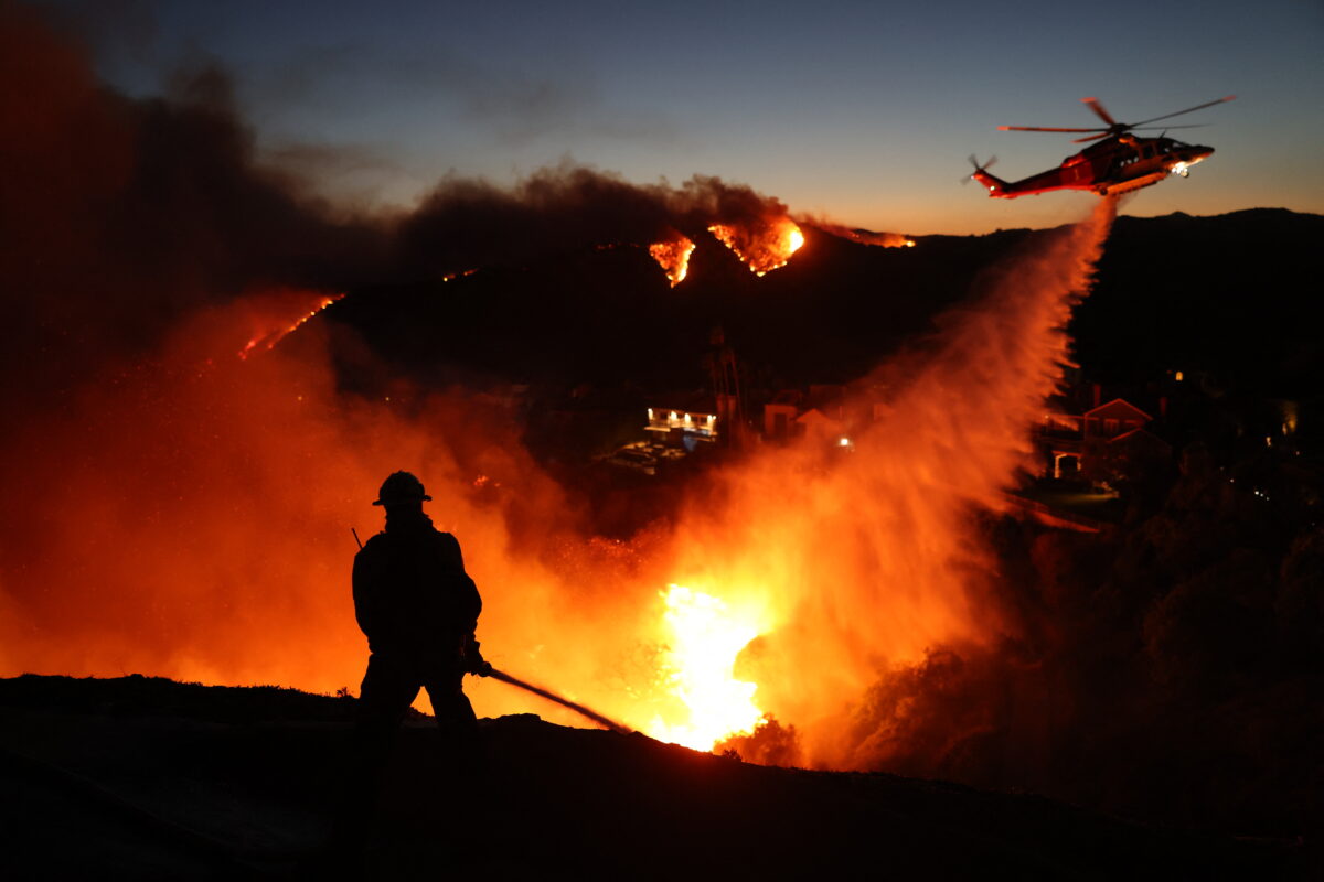 Celebrities flee Los Angeles fires as Hollywood events scrapped