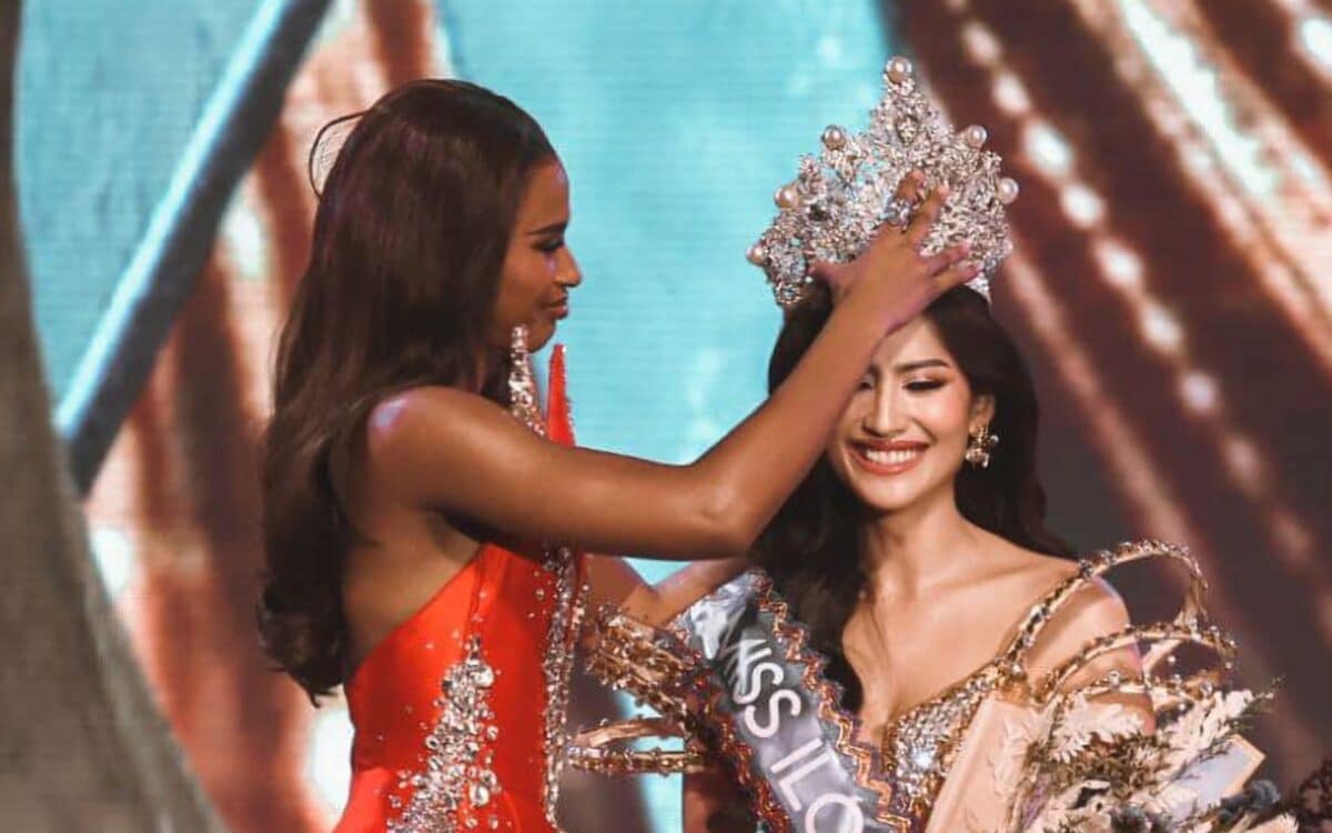 Alexie Mae Brooks (left) crowns Karen Nicole Piccio as Miss Iloilo 2025. Image: Facebook/Jerry Treñas