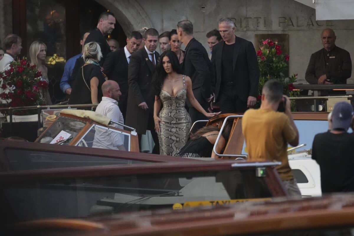 Kim Kardashian, center, leaves a hotel for the pre -wedding reception of Amazon -founder Jeff Bezos