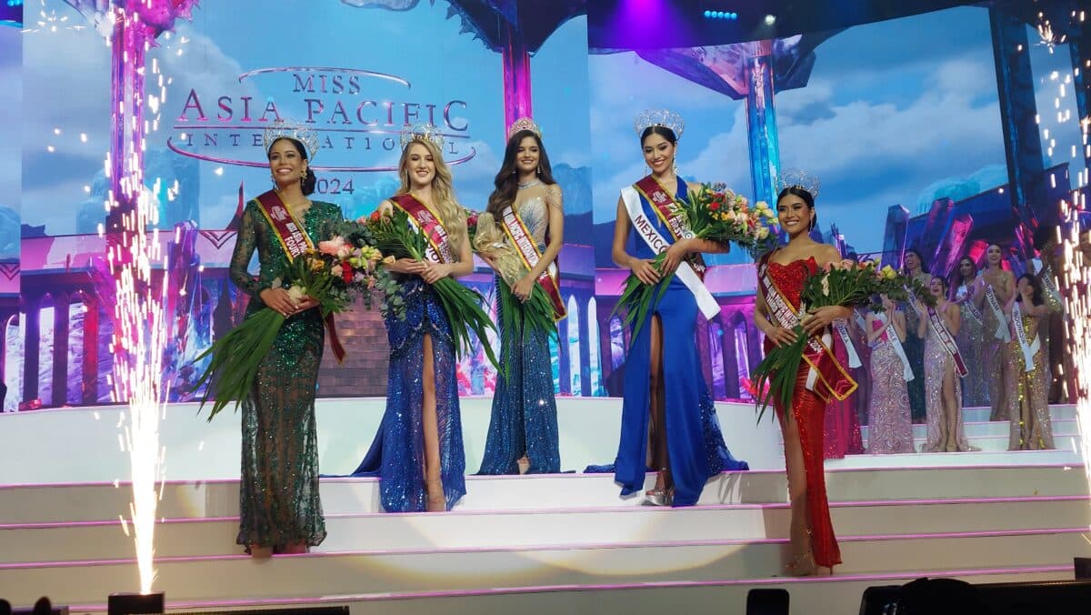 Reigning Miss Asia Pacific International Janelis Leyba (center) with her runners (from left) Jennifer Prokop, Selena Ali, Karen Sofia Nuñez, and Blessa Figueroa