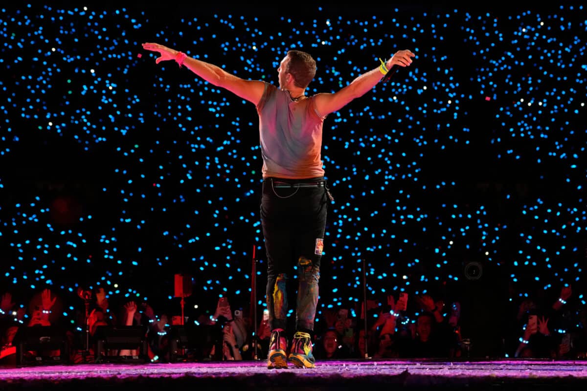 Chris Martin van Coldplay performs in the Rose Bowl