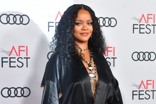 Rihanna helps restaurant workers clear up after evening out with pals